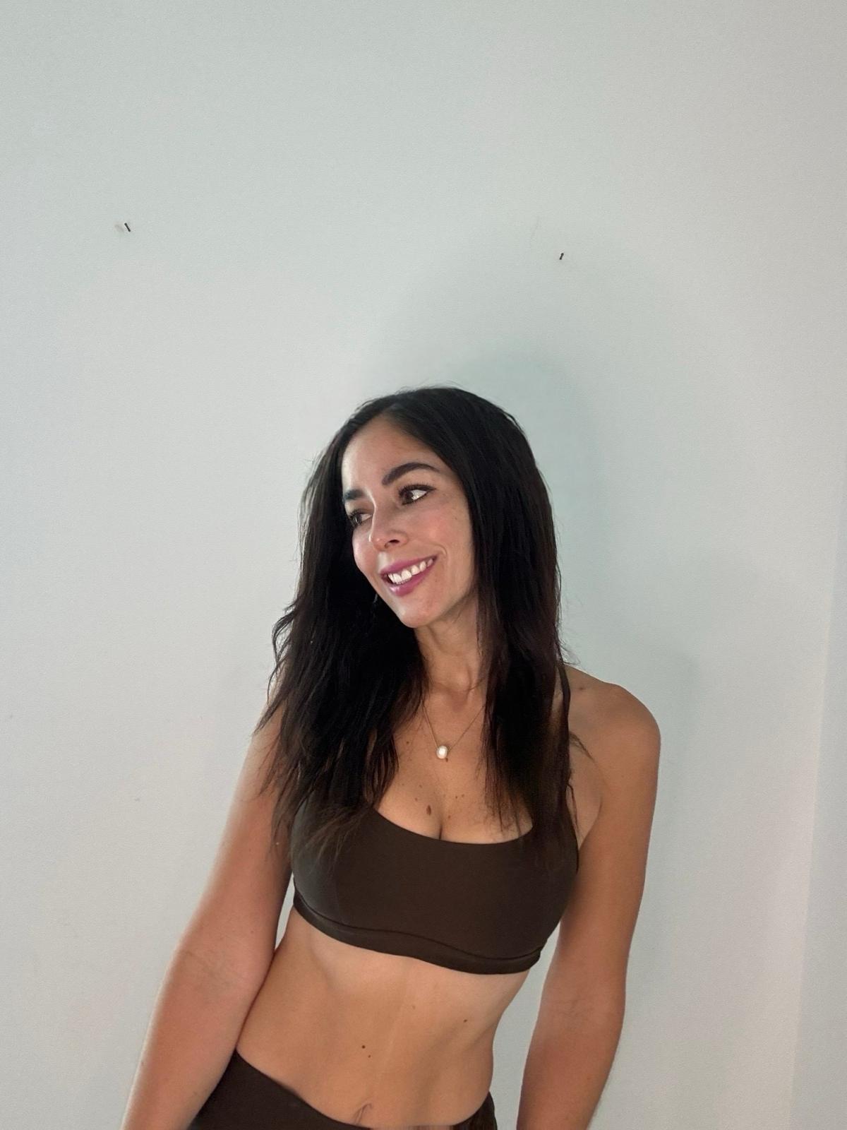 Gabriela Morales sonriendo con ropa de entrenamiento